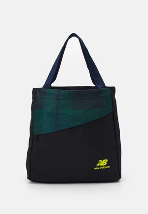 Sort og mørkegrøn tote taske med marineblå håndtag og lys gul New Balance-logo nederst til højre.