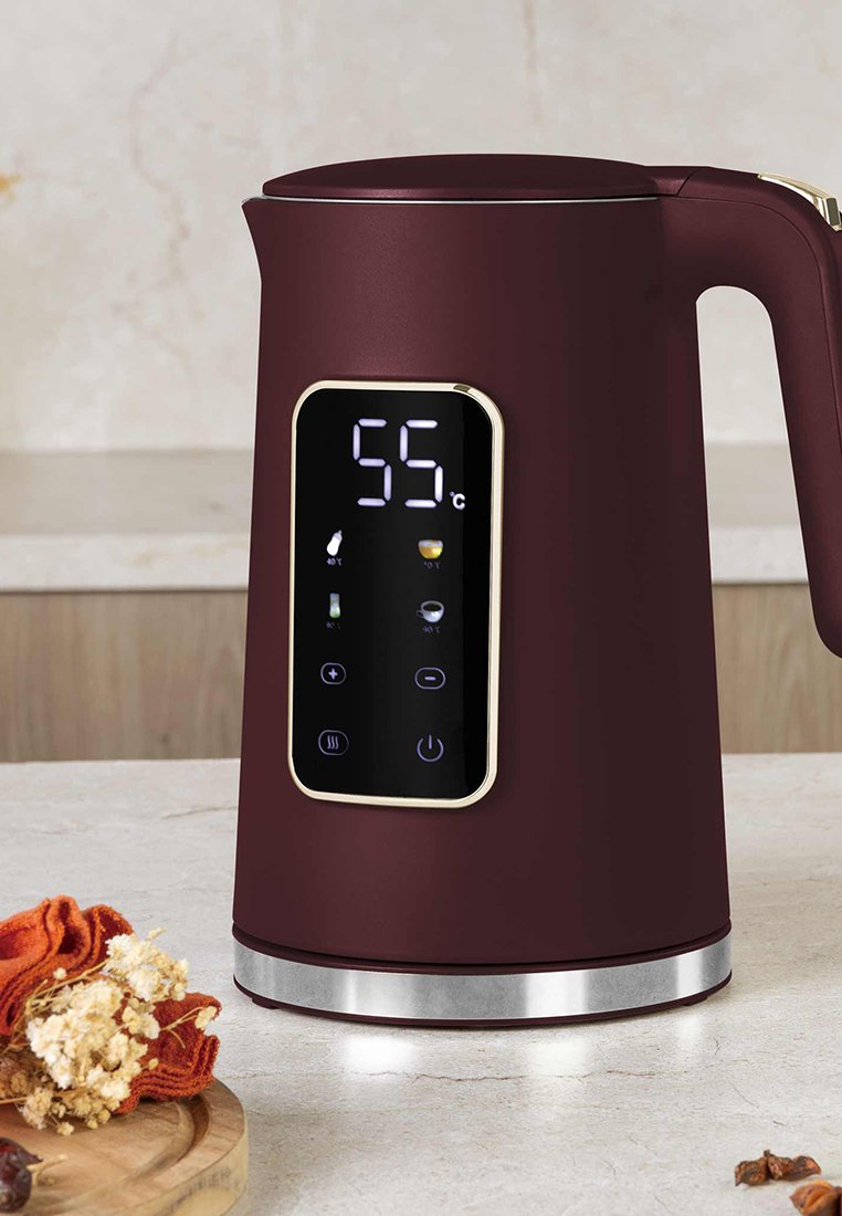 Elektrischer Wasserkocher in Dunkelrot mit digitalem Display, das 55°C anzeigt, und Touch-Bedienelementen auf der Küchentheke.