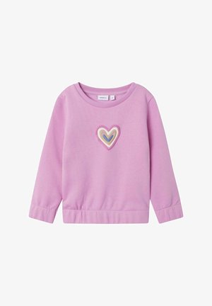 Roze sweatshirt met lange mouwen, geribbelde halslijn en elastische zoom. Heeft een meerkleurige hartpatch aan de voorkant. Zachte textuur.