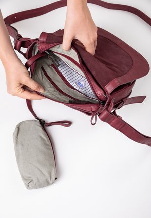 Borsa in pelle color mogano con una superficie texturizzata, dotata di molteplici scomparti e un interno a strisce grigie. Include una pochette coordinata con cerniera.