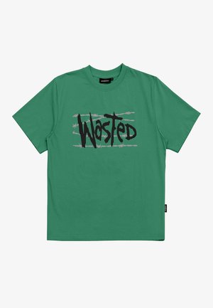Zielona koszulka z krótkim rękawem z czarnym napisem w stylu graffiti „Wasted” na szarym nadruku drutu kolczastego na przodzie pośrodku.