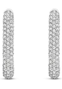 Silberfarbene Ohrringe mit einem schlanken, länglichen Design, bedeckt mit einem Gitter aus kleinen funkelnden Steinen, die eine strukturierte Oberfläche schaffen.