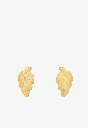 Paire de petites boucles d'oreilles puces en or en forme de feuilles texturées avec des nervures détaillées sur un fond blanc.