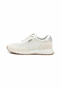 Zapatillas blancas perforadas con acentos de gamuza gris y talón plateado. Suela de goma con un patrón de tracción en marrón claro. Diseño clásico de cordones.