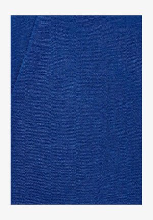 Blauem strukturiertes Gewebe mit einer gewebten Oberfläche, die eine einheitliche Farbe und subtile Farbvariationen über die gesamte Fläche zeigt.