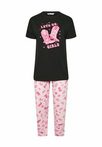 Svart bomullströja med rosa texten "LÅT OSS GÅ TJEJER" och en grafik med cowboystövlar, ihop med rosa pyjamasbyxor med olika små mönster.