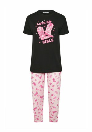 Camiseta de algodón negra con el texto rosa "¡VAMOS CHICAS!" y un gráfico de botas de vaquero, combinada con pantalones de pijama rosas con varios patrones pequeños.