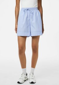 Zilā un baltā svītrainās šortos ar elastīgu jostu, saistāmo aizdari un apkaklītes maliņu. Izgatavoti no viegla auduma.