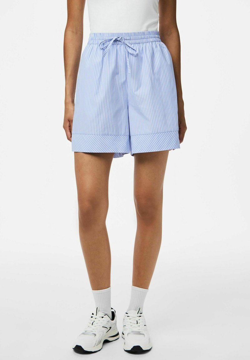 Zilā un baltā svītrainās šortos ar elastīgu jostu, saistāmo aizdari un apkaklītes maliņu. Izgatavoti no viegla auduma.