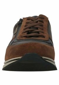 Baskets en suède brun et en mesh avec des lacets bruns, semelle en caoutchouc et détail zippé sur le côté. Design à bout rond et talon rehaussé.