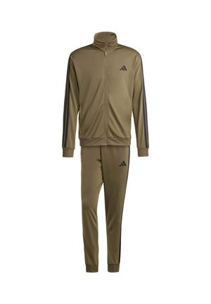 Survêtement vert olive avec veste zippée et pantalon à taille élastique. Présente des rayures noires sur les côtés et un logo sur la poitrine et la jambe. Tissu lisse.