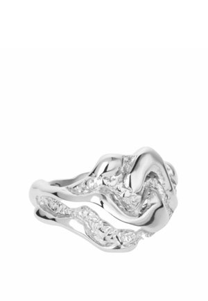 Bague en argent brillant avec un design texturé et ondulé qui s'enroule autour de l'anneau, créant une apparence organique et fluide.