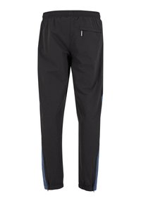 Czarne spodnie sportowe z elastycznym pasem, kontrastującymi niebieskimi panelami bocznymi i kieszeniami na zamek. Wykonane z lekkiego, trwałego materiału.