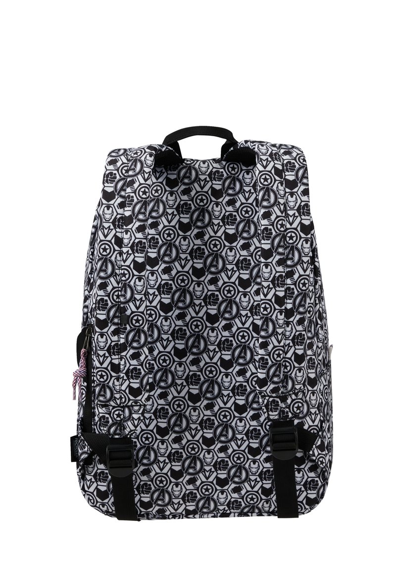 Mochila en blanco y negro con un estampado de símbolos de los Vengadores, con tirantes ajustables y un asa en la parte superior. Tejido texturizado.