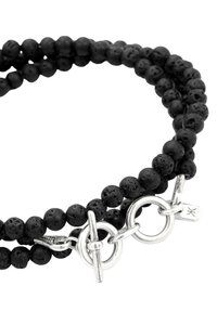 Armband av dubbla svarta lavastenpärlor med silverfäste och liten silvertagg med ingraverad logotyp.