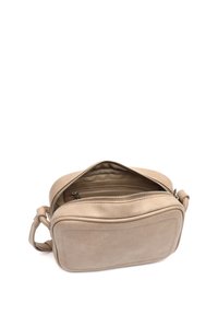 Borsa a tracolla in pelle beige con chiusura a zip, forma rettangolare e superficie liscia. Presenta una tasca interna e una tracolla regolabile.