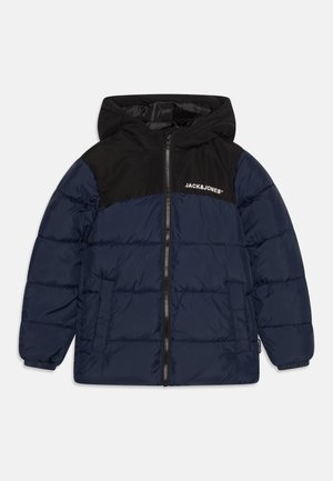 Dunkelblau-schwarze Pufferjacke mit Kapuze, Frontreißverschluss, Seitentaschen und "JACK&JONES"-Logo auf der Brust.