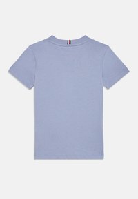 Ανοιχτό μπλε κοντομάνικο μπλουζάκι με στρογγυλή λαιμόκοψη, με μικρή κόκκινη και ναυτική εναλλαγή στο πίσω μέρος της λαιμόκοψης. Φτιαγμένο από βαμβακερό ύφασμα.