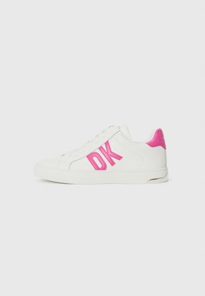 Sneakers bianchi con logo rosa "DK", materiale in pelle liscia, punta arrotondata, suola piatta e colletto imbottito alla caviglia. Design minimalista.