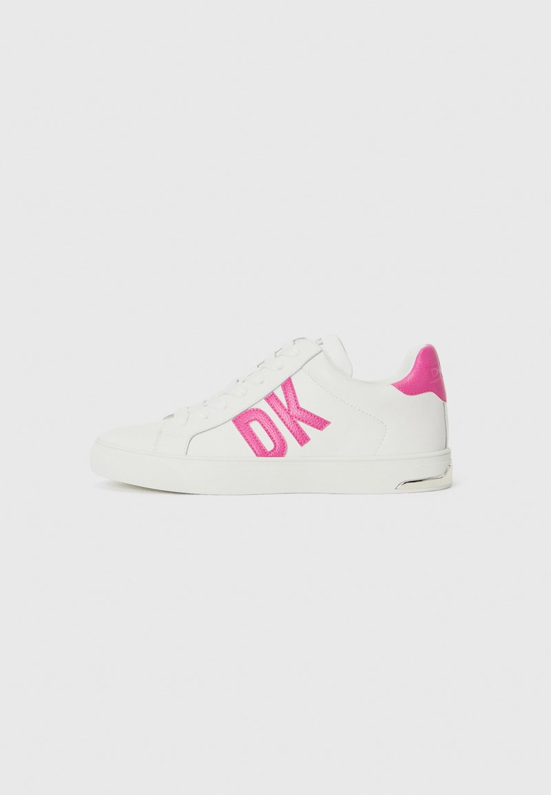Adidași albi cu logo roz "DK", din material din piele netedă, cu vârf rotunjit, talpă plată și guler căptușit pentru gleznă. Design minimal.