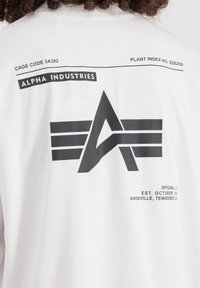 Alpha Industries LOGO - Nyomott mintás póló - white