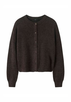 Bruine, gebreide cardigan met een ronde halslijn, knoopsluiting aan de voorkant en geribbelde manchetten en zoom, met een zachte textuur.