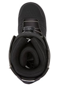 Bota de snowboard negra con un material exterior suave, interior acolchado, dial de cierre circular y suela texturizada para un mejor agarre.