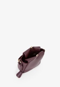 Bordeaux leren handtas, gestructureerde vorm, geplooide opening met gouden hardware accenten, voorzien van een zijband en een gestructureerde afwerking.