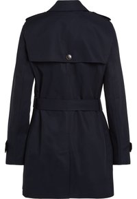 Abrigo trench azul marino con cintura ajustable con cinturón, solapa trasera abotonada y mangas largas. Confeccionado con un material suave y resistente, con bolsillos laterales.