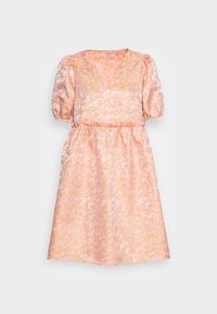 Vestido floral em cetim rosa suave, com mangas volumosas e cintura franzida, apresentando um decote em V e saia de comprimento médio.