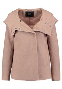 Ljust rosa kappa med en texturerad tyg, med en unik överdimensionerad krage, framknappar och sidfickor. Enkel och modern design.