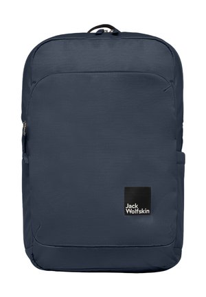 Sac à dos bleu marine avec une surface texturée, de forme rectangulaire, poche zippée à l'avant et étiquette de logo noire en bas à droite. Sangles réglables.
