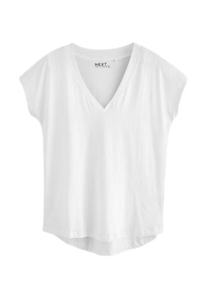 Camiseta blanca de manga corta con escote en pico, hecha de un tejido suave. Diseño de dobladillo curvado con un corte holgado y minimalista en la marca en el cuello.
