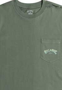 Billabong STACKED ARCH PKT - Camiseta estampada - green