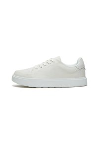 Weiße Canvas-Sneaker mit glatter Textur, runder Zehenpartie, sechs Ösen und einer leichten Gummisohle. Dezente Branding auf der Ferse.