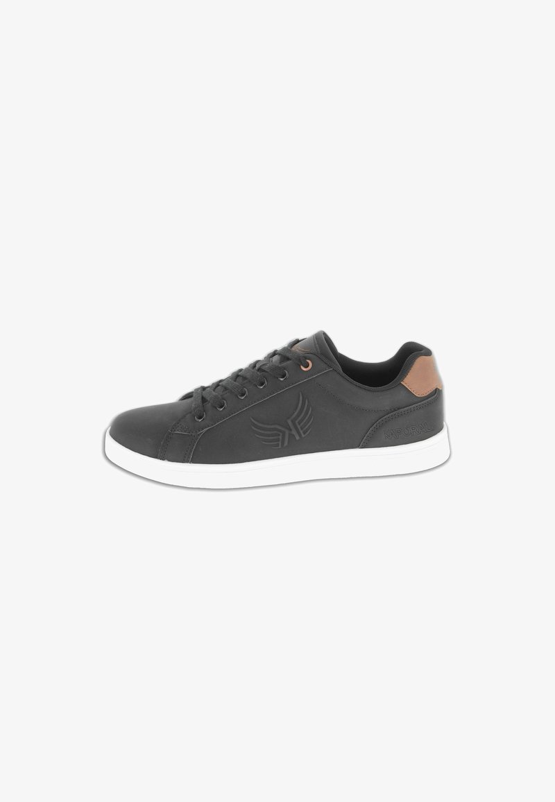 Sneaker sintetica nera con suola bianca, accentuazione del tallone color cammello a contrasto, dettaglio del logo tono su tono sul lato e lacci rotondi.