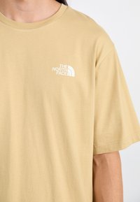 The North Face RELAXED MOUNTAIN SKETCH - Camiseta estampada - khaki stone
