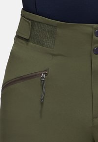 Olijfgroene broek met hoge taille, voorzien van een gestructureerde tailleband, een ritszak met een zilveren trekker en knoopsluitingen. Gladde stof.