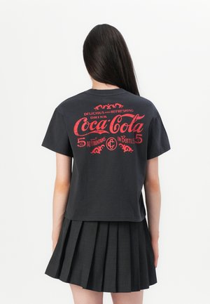GRAPHICS EDITOR TEE COCA COLA - T-shirt med print - washed black