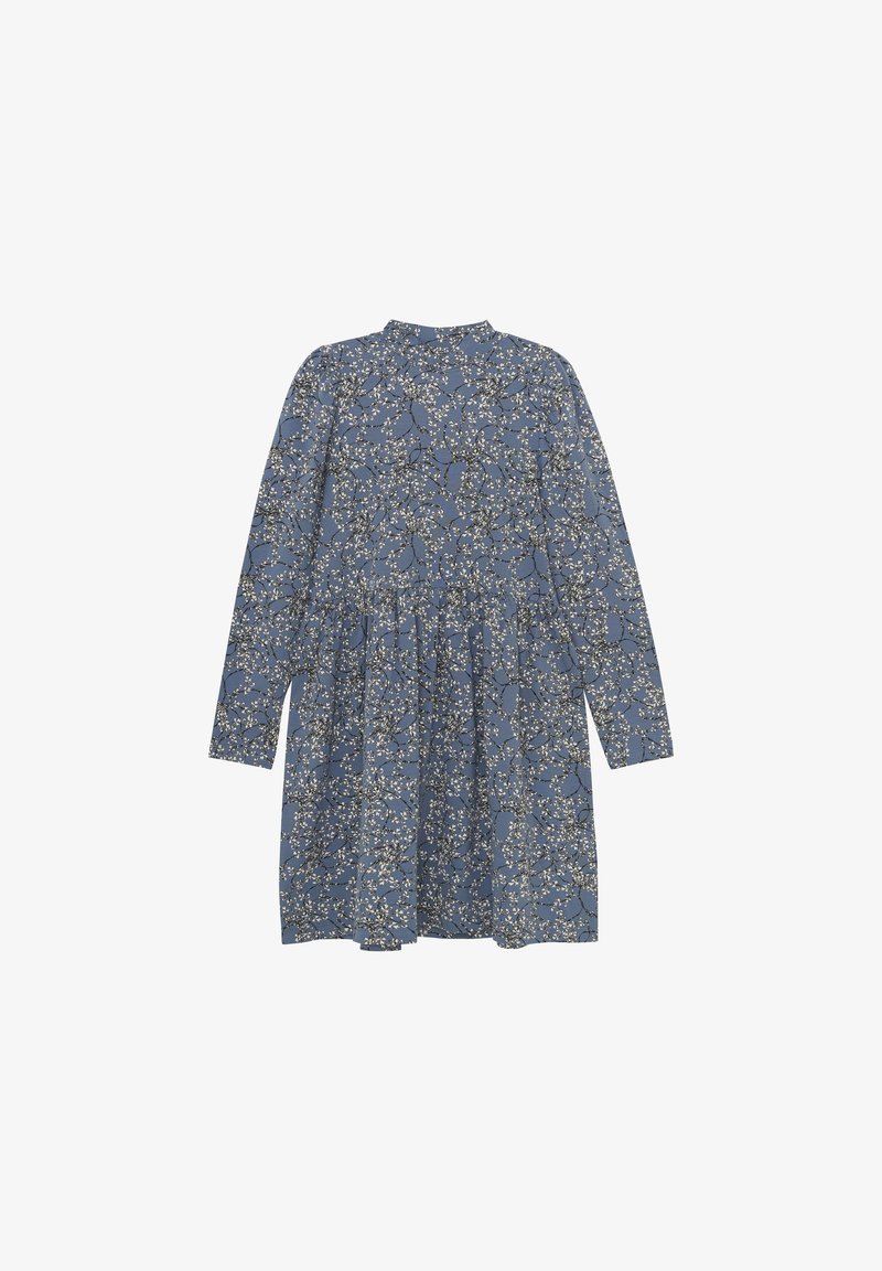 Niebieska sukienka w kwiatowy wzór z długimi rękawami, okrągłym dekoltem i marszczonym talią. Zawiera białe kwiaty na ciemnoniebieskim tle.