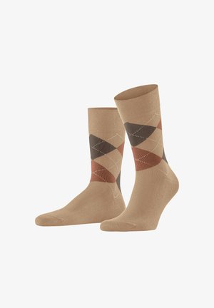 Calzini beige con un motivo argyle caratterizzato da forme marroni scure, rosse e marroni chiari. Materiale morbido con polsini a coste e texture liscia.