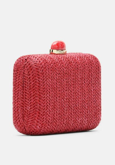 Rød vævet clutch-taske med en rektangulær form og en tekstureret overflade. Den har en guldlås med en rund koral-accent på toppen.