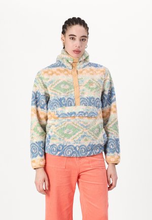 Fleece pullover met een hoge kraag, met een meerkleurig patroon van blauw, groen, oranje en crème, en een beige knopenrij.