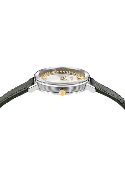 Vue latérale d’une montre-bracelet avec un boîtier argenté, une couronne dorée, un cadran blanc, des aiguilles dorées pour les heures et les minutes et un bracelet en cuir texturé foncé.