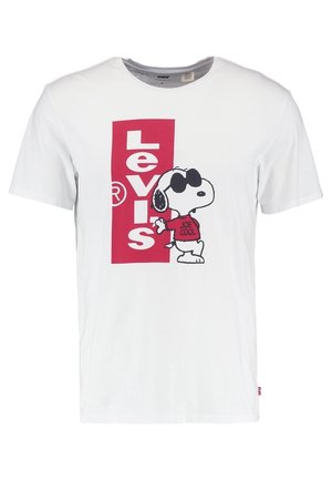 T-shirt blanc avec un logo Levi's rouge vertical et un Snoopy portant des lunettes de soleil et un t-shirt rouge "Joe Cool" imprimé sur le devant.