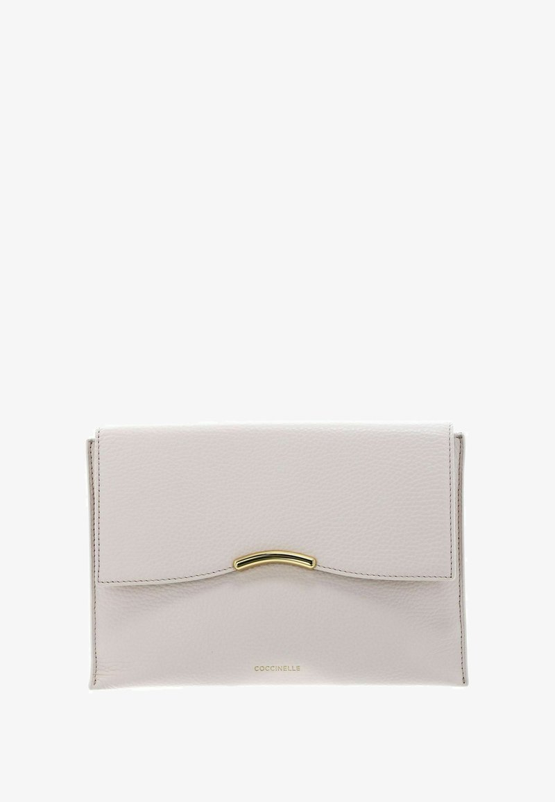 Pochette en cuir beige clair avec fermeture à rabat, détail en métal incurvé doré, et petit logo "Coccinelle" au centre en bas.