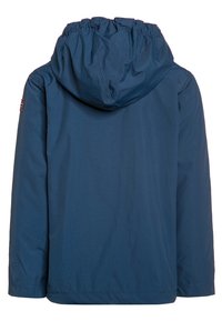 Chaqueta azul con capucha hecha de un tejido ligero. Presenta capucha y puños elásticos, textura suave y sin herrajes ni acentos visibles.