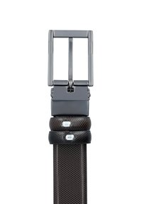 Brązowy skórzany pasek o teksturowanej powierzchni z prostokątną srebrną klamrą, z podwójnym paskiem na końcu. Akcenty obejmują gładkie i plecione wzory.