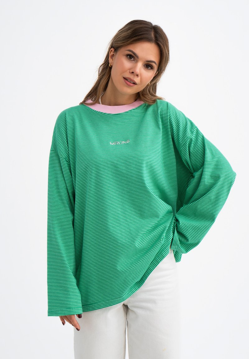 Groen gestreept overhemd met lange mouwen en een losse pasvorm, voorzien van een roze kraag en subtiele logo-detail aan de voorkant. Gemaakt van een katoenmix.