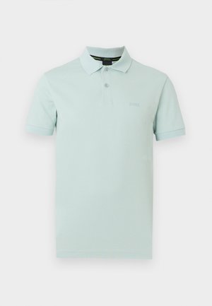 Lyseblå kortærmet polo med to knapper og krave, vist på en flad hvid baggrund.